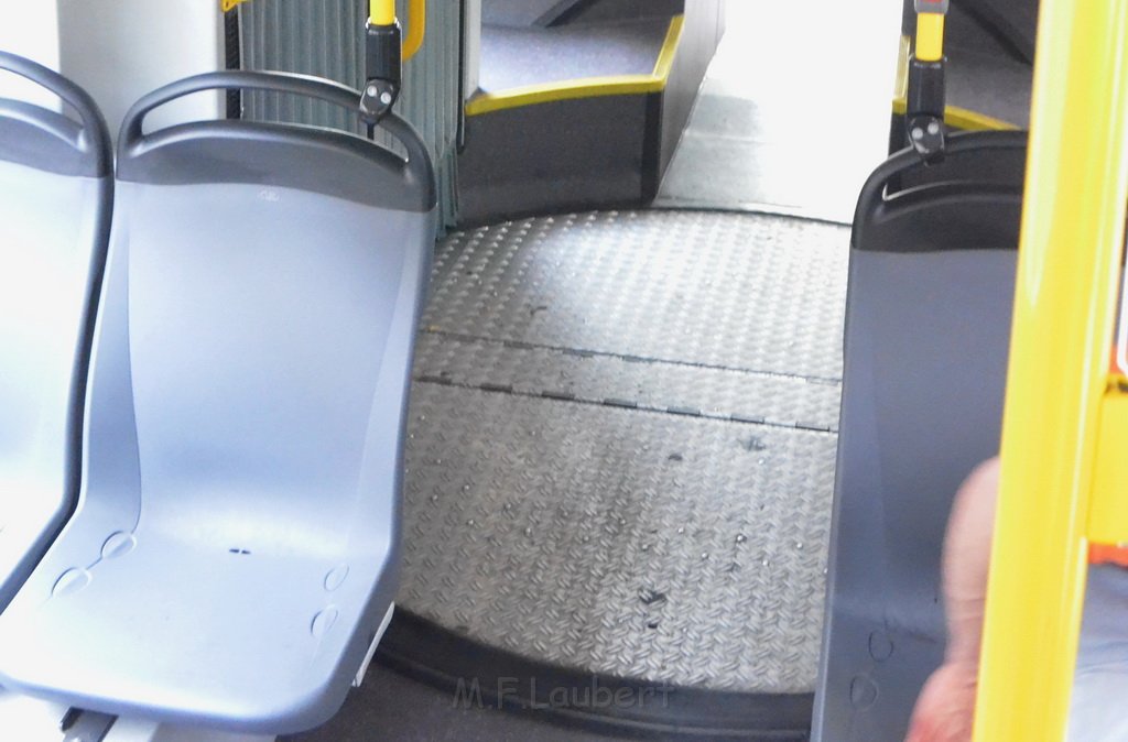 Welpen im Drehkranz vom KVB Bus eingeklemmt Koeln Chlodwigplatz P18.JPG